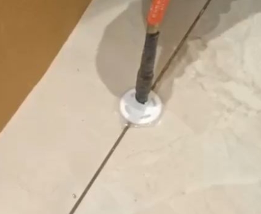 青岛瓷砖空鼓维修公司专业解答瓷砖在铺贴过程中，如果没有涂抹均匀到位的粘结材料（如水泥砂浆或瓷砖胶），可能会导致以下问题