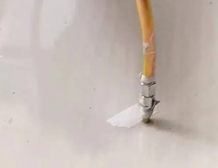 青岛瓷砖空鼓维修公司专业解答在瓷砖铺贴过程中，如果使用的砂料过粗（如全部使用了粗砂），可能会导致以下问题