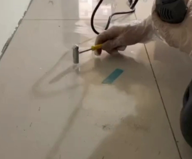 青岛瓷砖开裂维修公司专业分享瓷砖在铺贴前如果没有沥干水分，将会导致以下问题
