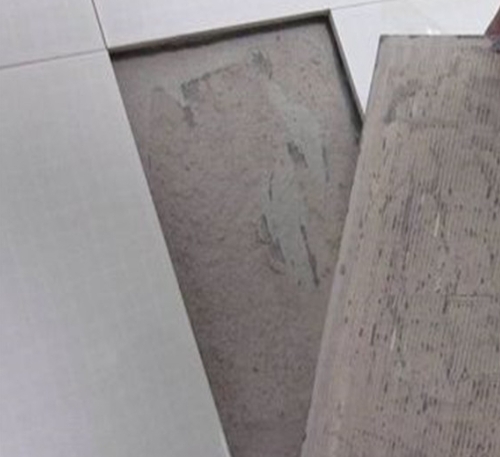 青岛瓷砖空鼓维修公司分享瓷砖铺贴时如果打浆（即涂抹在瓷砖背面和基层上的砂浆或瓷砖胶）过少，会带来以下问题