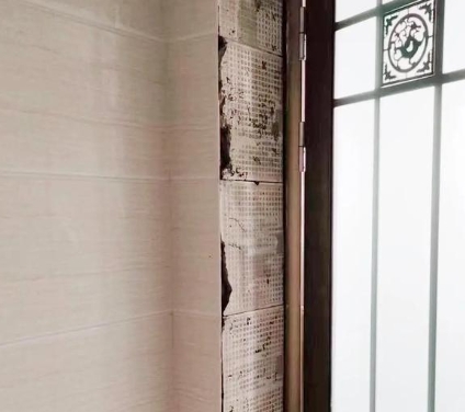 青岛瓷砖空鼓免砸砖维修公司分享吸水砖泡水时间不够或过长都会对瓷砖铺贴效果产生影响